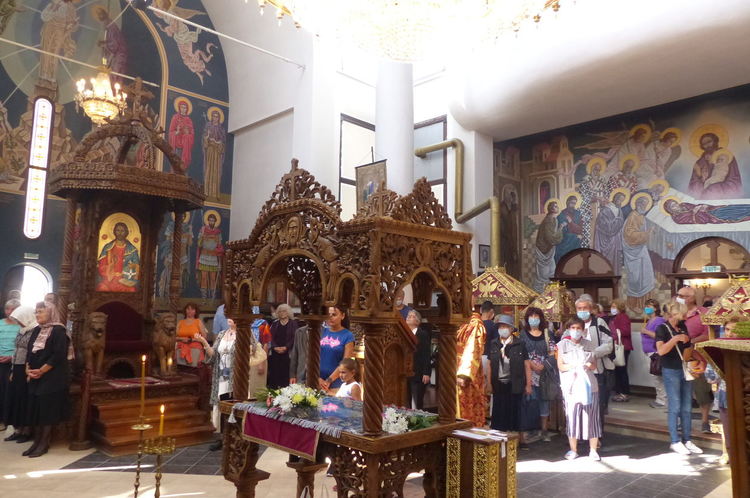 Стотици се поклониха на Божията майка в храма в курорта Пампорово