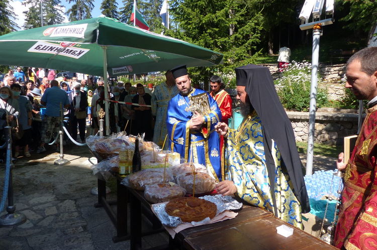 Стотици се поклониха на Божията майка в храма в курорта Пампорово