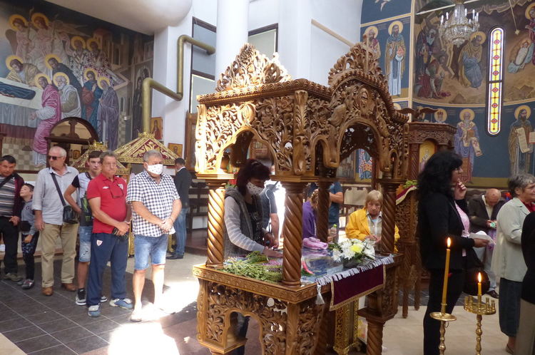 Стотици се поклониха на Божията майка в храма в курорта Пампорово