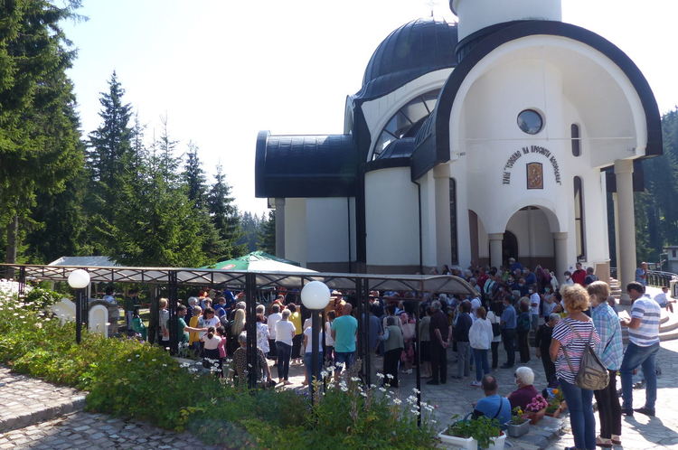 Стотици се поклониха на Божията майка в храма в курорта Пампорово