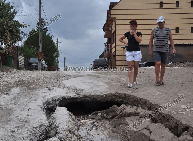 Кола  пропадна в отворена шахта от новия водопровод в „Болярово“