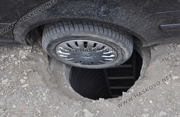 Кола  пропадна в отворена шахта от новия водопровод в „Болярово“