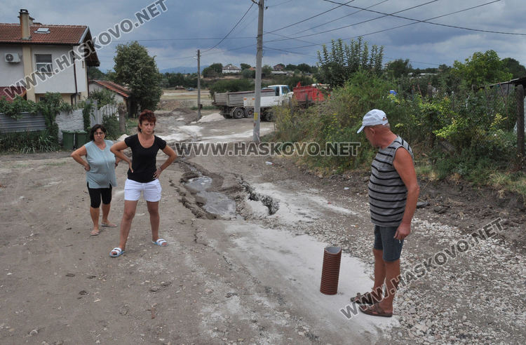 Кола  пропадна в отворена шахта от новия водопровод в „Болярово“