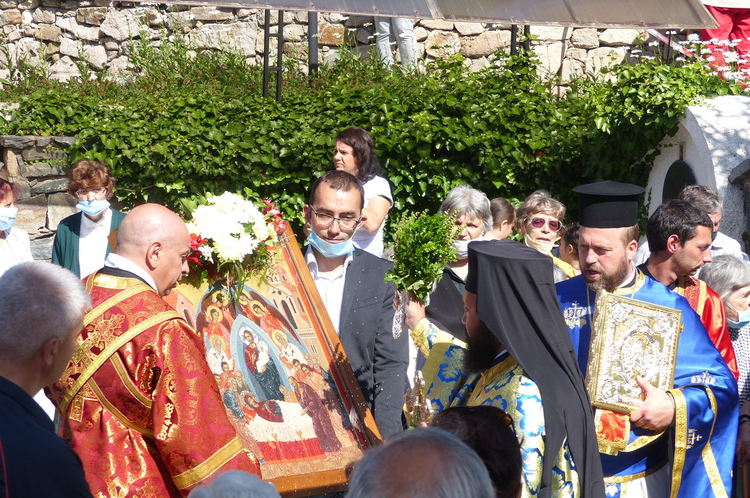 Стотици се поклониха на Божията майка в храма в курорта Пампорово