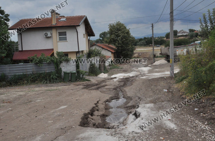 Кола  пропадна в отворена шахта от новия водопровод в „Болярово“