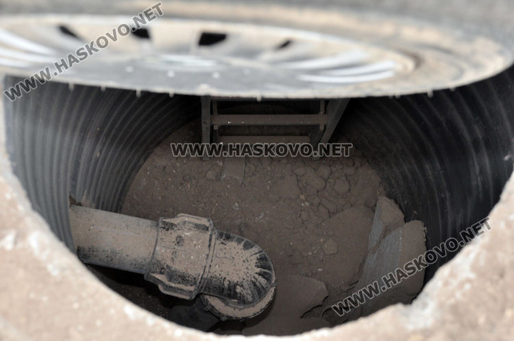 Кола  пропадна в отворена шахта от новия водопровод в „Болярово“