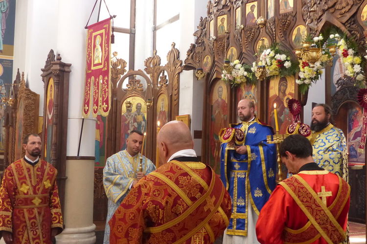 Стотици се поклониха на Божията майка в храма в курорта Пампорово