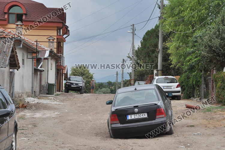 Кола  пропадна в отворена шахта от новия водопровод в „Болярово“