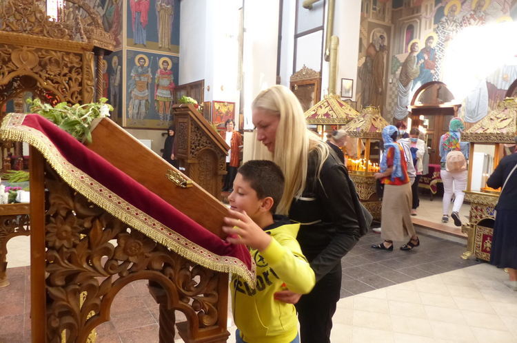 Стотици се поклониха на Божията майка в храма в курорта Пампорово