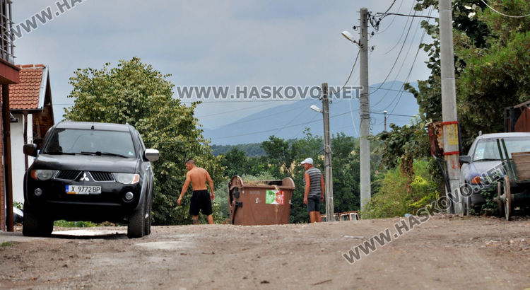 Кола  пропадна в отворена шахта от новия водопровод в „Болярово“