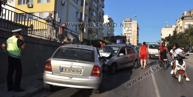19-годишен с Опел се заби в учебен автомобил на ул. “Дунав”