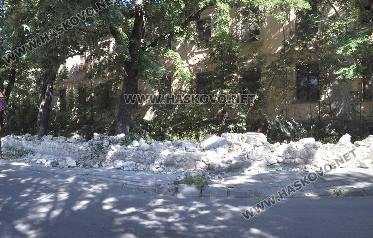 Разрушиха опасната ограда на тютюневия склад до зала „Спартак“