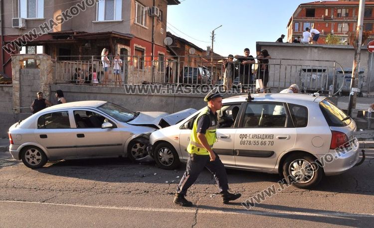 19-годишен с Опел се заби в учебен автомобил на ул. “Дунав”