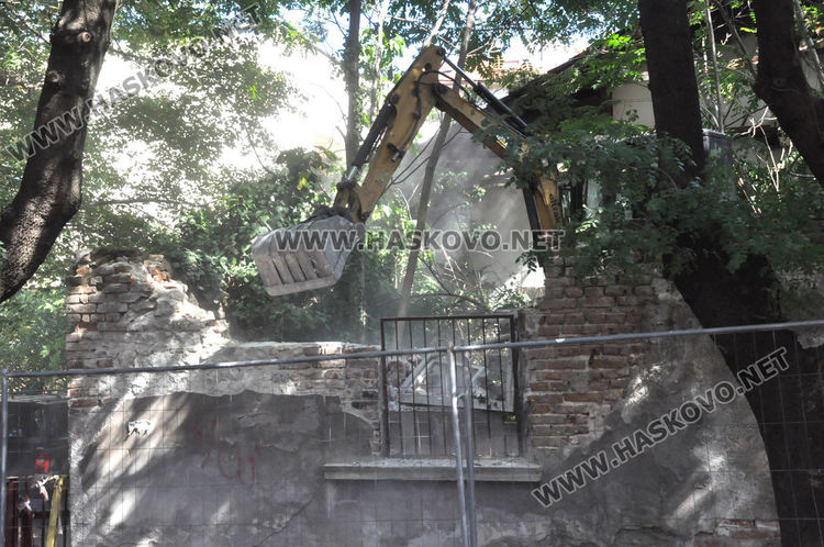 Разрушиха опасната ограда на тютюневия склад до зала „Спартак“