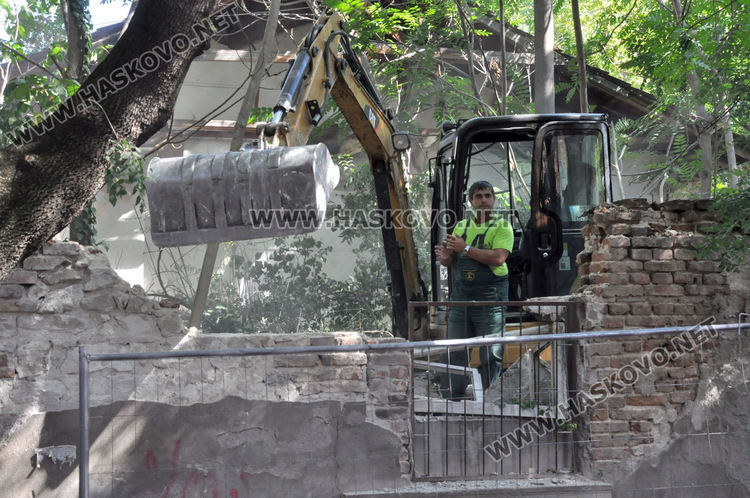 Разрушиха опасната ограда на тютюневия склад до зала „Спартак“