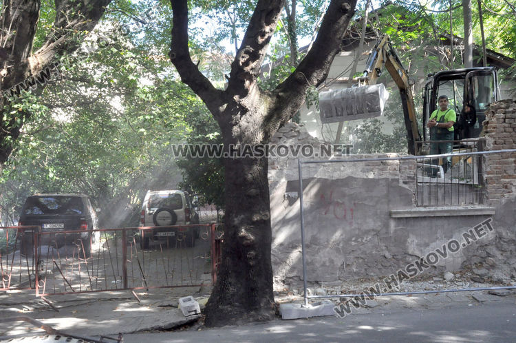 Разрушиха опасната ограда на тютюневия склад до зала „Спартак“