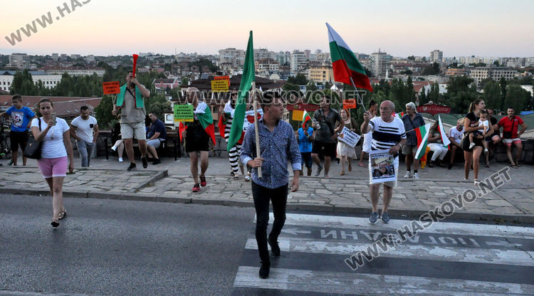 Протестиращите от Хасково с шествие до Ямача