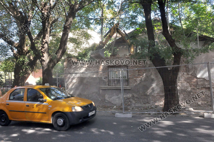 Разрушиха опасната ограда на тютюневия склад до зала „Спартак“