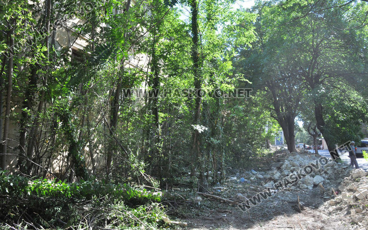 Разрушиха опасната ограда на тютюневия склад до зала „Спартак“