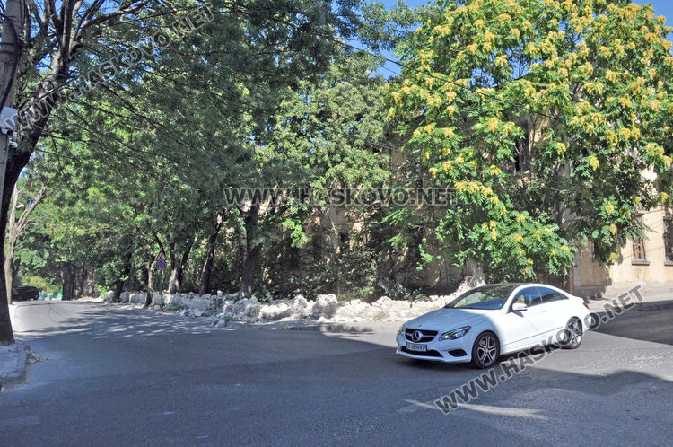 Разрушиха опасната ограда на тютюневия склад до зала „Спартак“