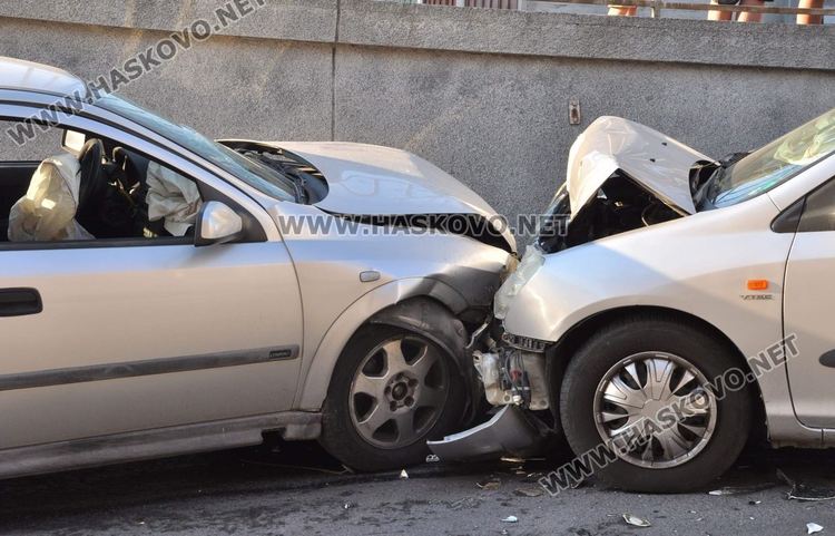 19-годишен с Опел се заби в учебен автомобил на ул. “Дунав”