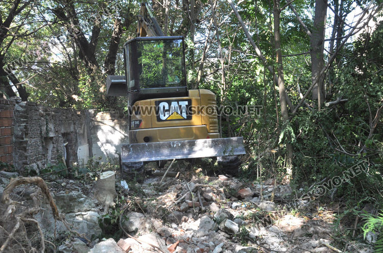 Разрушиха опасната ограда на тютюневия склад до зала „Спартак“