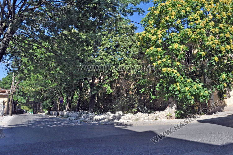 Разрушиха опасната ограда на тютюневия склад до зала „Спартак“