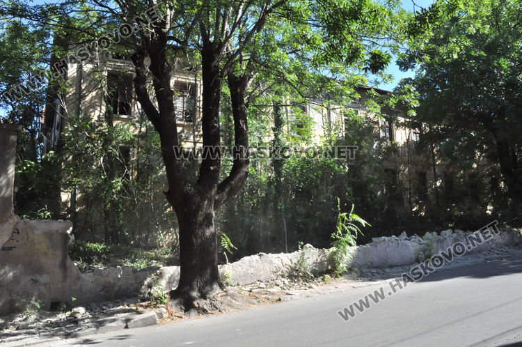 Разрушиха опасната ограда на тютюневия склад до зала „Спартак“