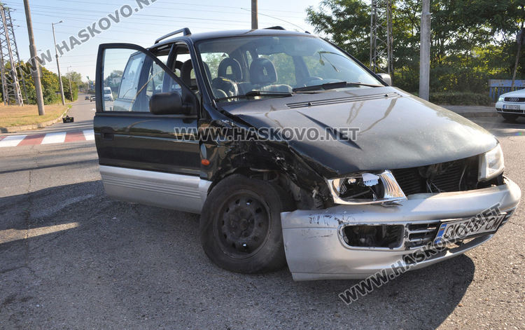 Смолянско Мицубиши се заби в хасковско Рено на детелината в „Орфей”