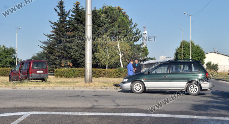 Смолянско Мицубиши се заби в хасковско Рено на детелината в „Орфей”