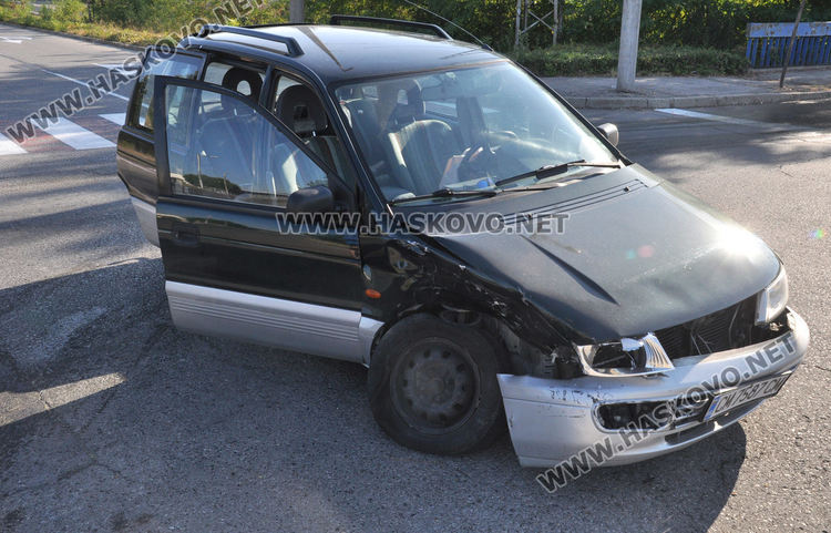 Смолянско Мицубиши се заби в хасковско Рено на детелината в „Орфей”