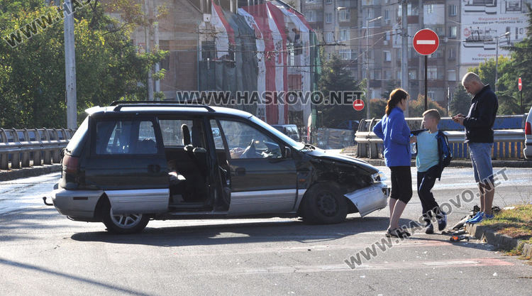 Смолянско Мицубиши се заби в хасковско Рено на детелината в „Орфей”