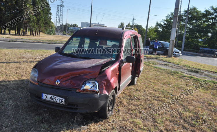 Смолянско Мицубиши се заби в хасковско Рено на детелината в „Орфей”