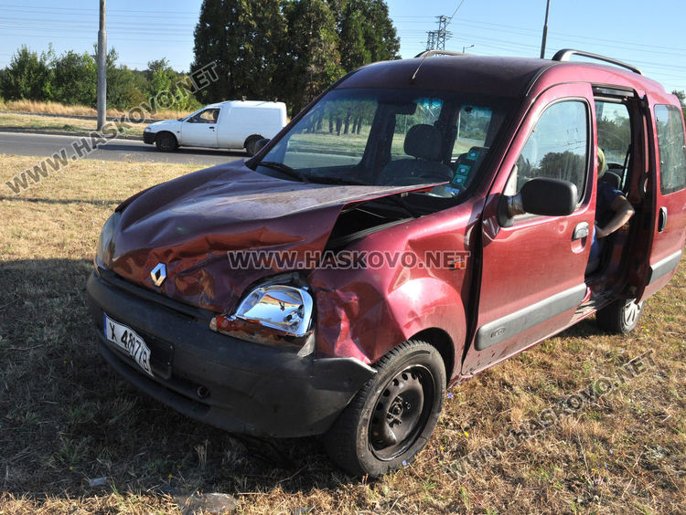 Смолянско Мицубиши се заби в хасковско Рено на детелината в „Орфей”