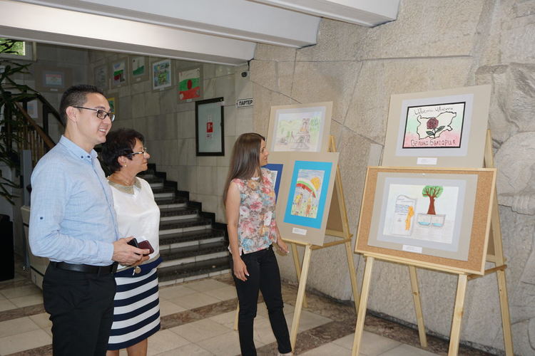 Пътуваща изложба „Обич за България” гостува в Областна администрация-Хасково