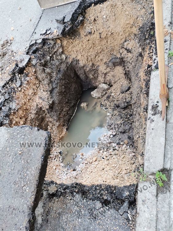 ВиК авария затвори част от хасковска улица