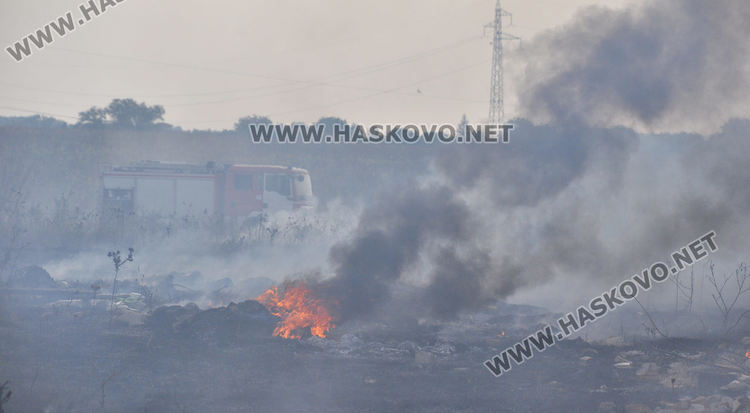 Пореден пожар в нерегламентираното сметище до „Ерозия“ обгази Хасково