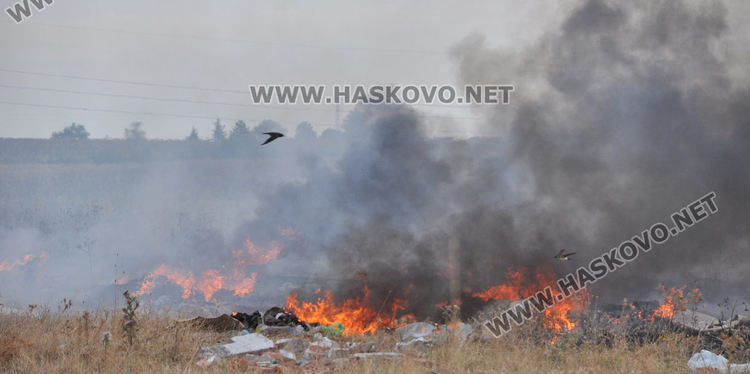 Пореден пожар в нерегламентираното сметище до „Ерозия“ обгази Хасково