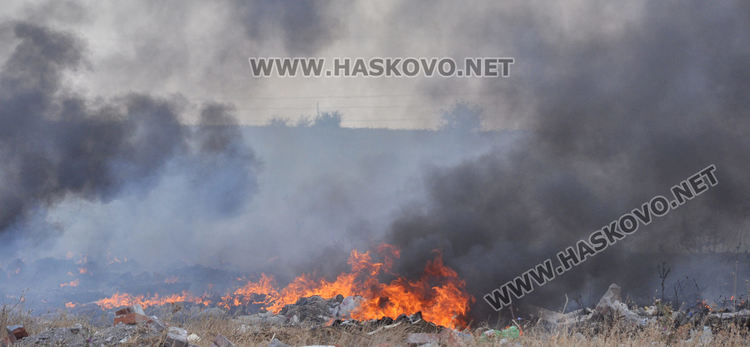 Пореден пожар в нерегламентираното сметище до „Ерозия“ обгази Хасково