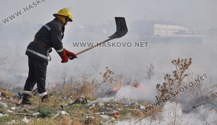 Пореден пожар в нерегламентираното сметище до „Ерозия“ обгази Хасково