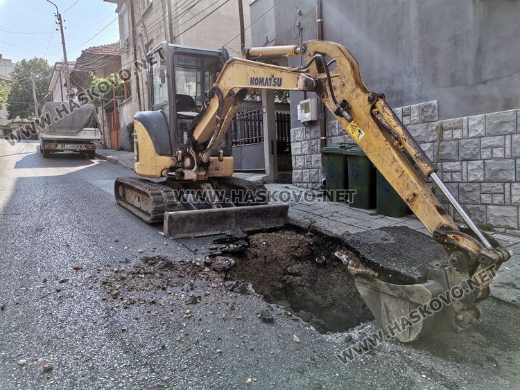 ВиК авария затвори част от хасковска улица