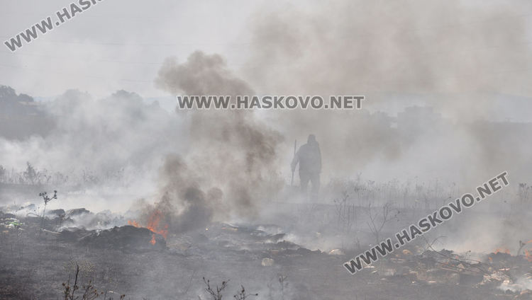 Пореден пожар в нерегламентираното сметище до „Ерозия“ обгази Хасково