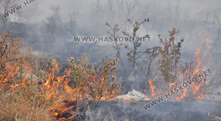 Пореден пожар в нерегламентираното сметище до „Ерозия“ обгази Хасково