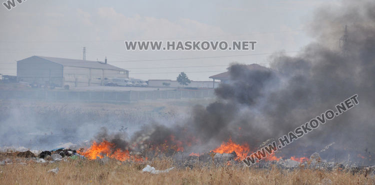 Пореден пожар в нерегламентираното сметище до „Ерозия“ обгази Хасково