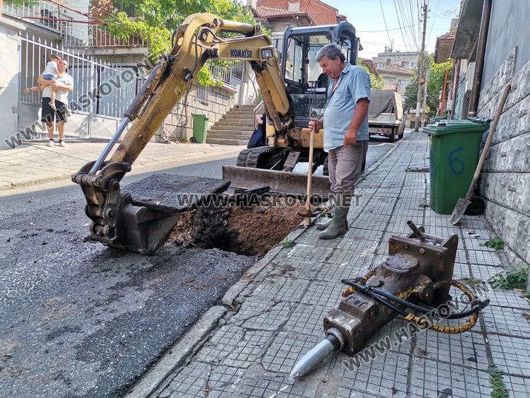 ВиК авария затвори част от хасковска улица