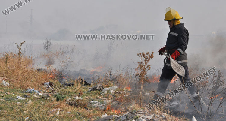 Пореден пожар в нерегламентираното сметище до „Ерозия“ обгази Хасково
