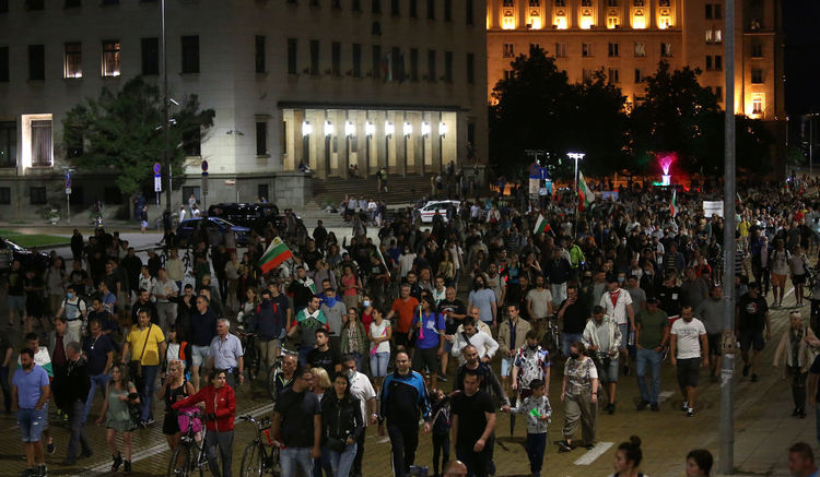 Ден 42: Блокадите остават