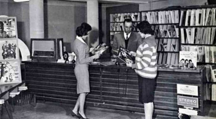 8. Афганистанки в обществена библиотека 1950 год.