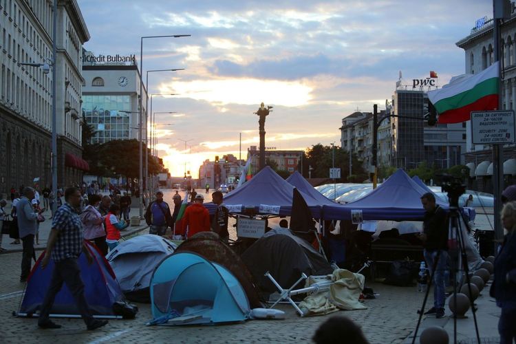 Ден 42: Блокадите остават