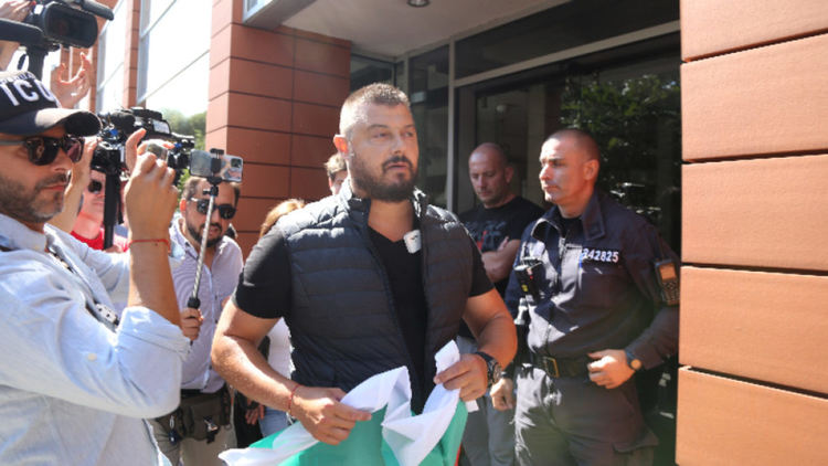 Бареков занесе камъни и знаме пред централата на „Да, България“, но не му отвориха (видео)